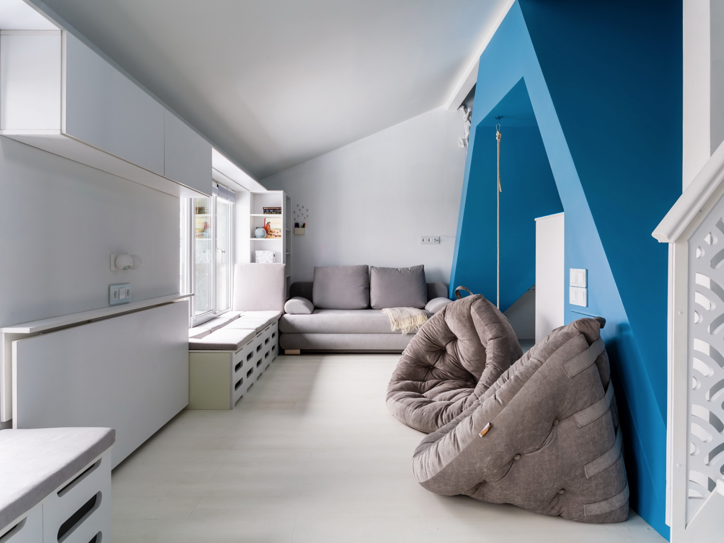 SyPly plywood and Lamarty laminated chipboard in the White Crystal decor in the Dachny Answer project on the NTV channel. Origami for a bunk nursery